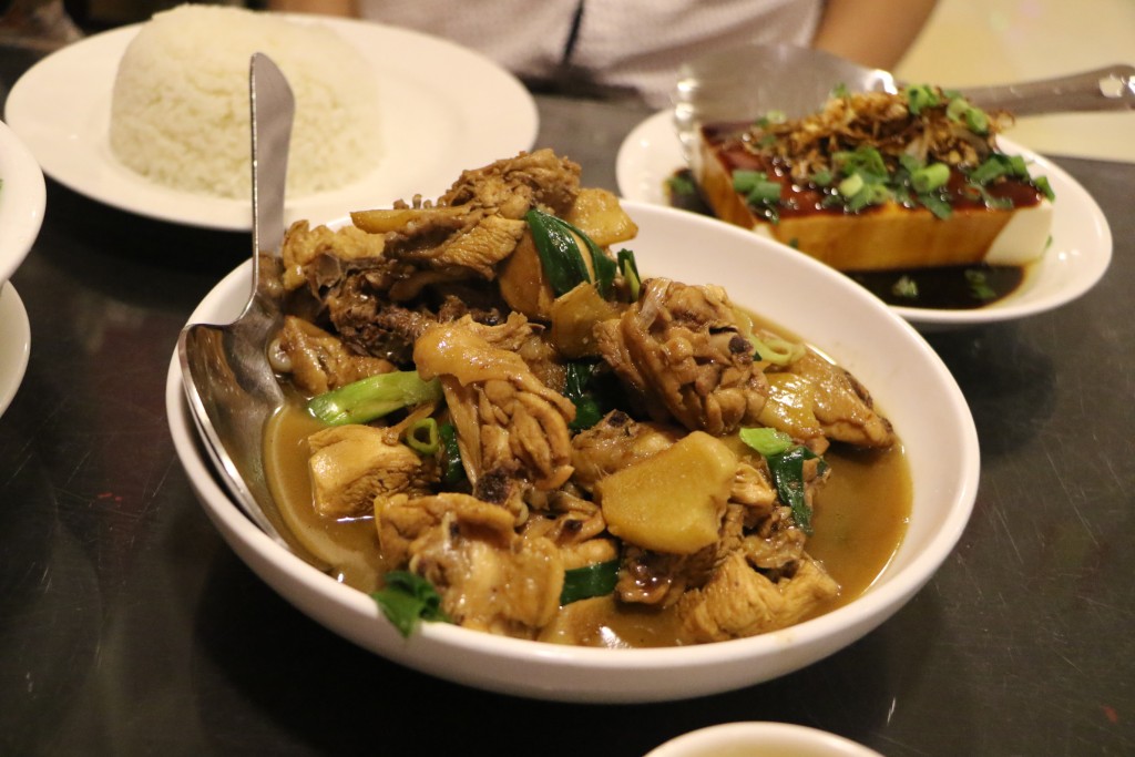 姜葱鸡煲和酱油豆腐令人勾起熟悉的香港味道。
