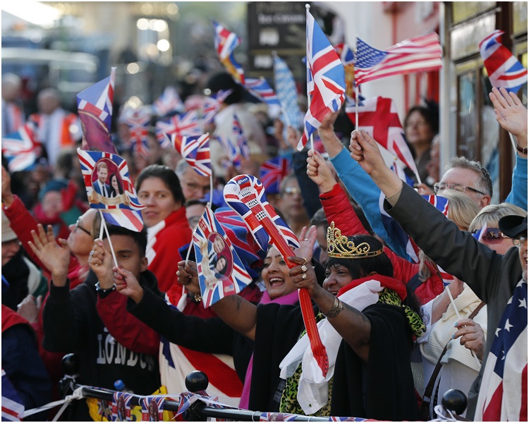 時間越近,溫莎堡外的民眾就越來越多。AP