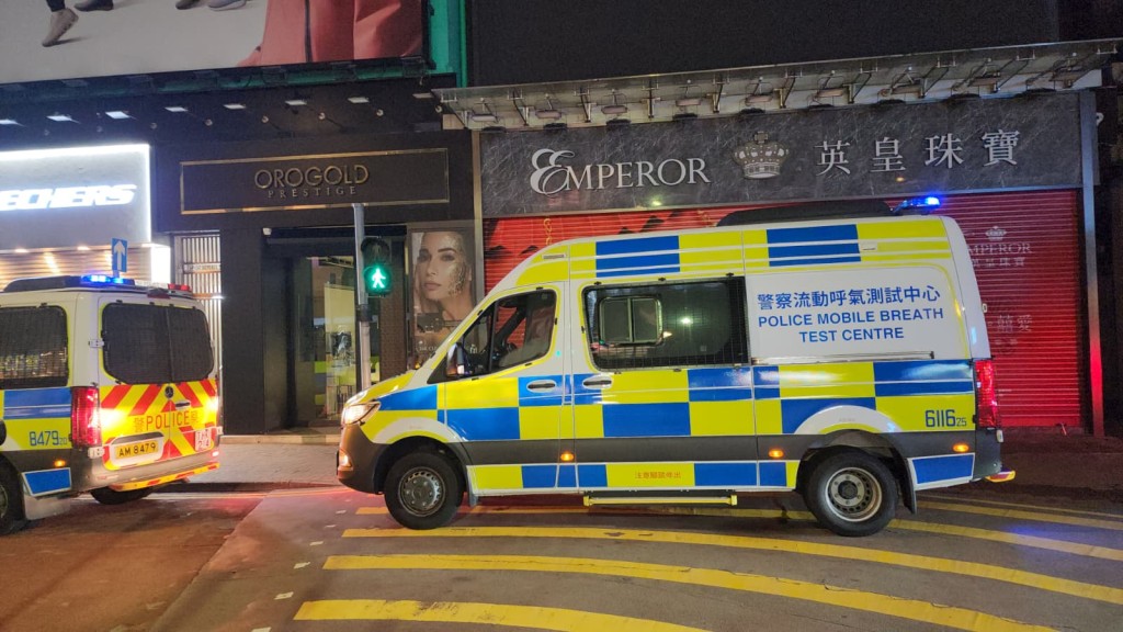 港島總區交通特遣隊出動「流動呼氣測試中心」在上址截查可疑車輛。黎志偉攝 港島總區交通特遣隊出動「流動呼氣測試中心」在上址截查可疑車輛。黎志偉攝