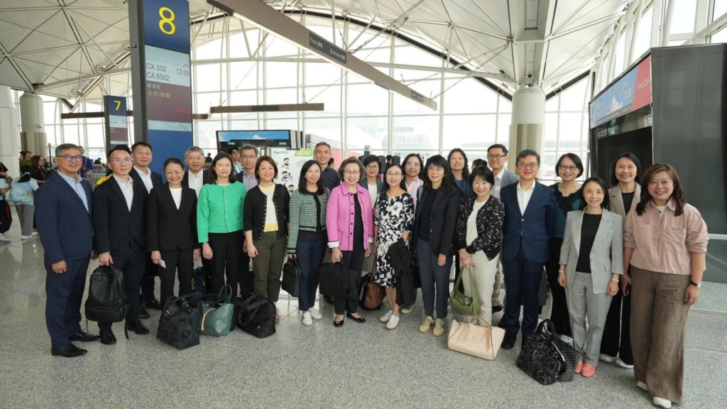 楊何蓓茵率領超過20名常任秘書長及部門首長啟程前往北京。楊何蓓茵fb