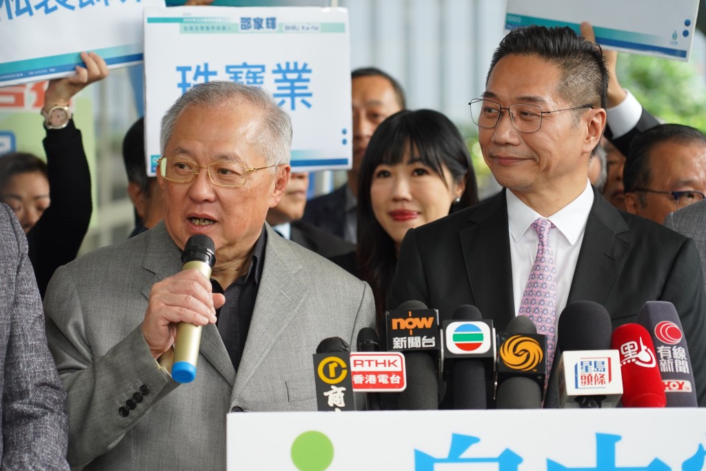 自由黨黨魁張宇人(左)。 自由黨黨魁張宇人(左)。