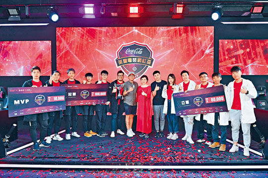 ■「英皇电竞网红杯2019总决赛」圆满结束，主办单位各要员和得奖队伍大合照。