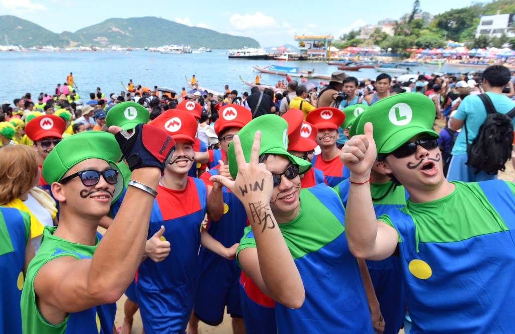 在香港國際龍舟邀請賽上有選手扮演經典遊戲角色馬利奧。資料圖片