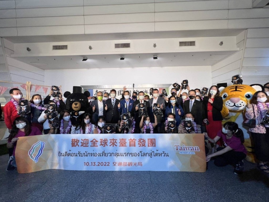 台灣「解封」後，首批國際旅客獲歡迎儀式接待。台灣觀光局