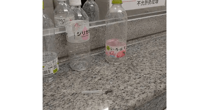 伏見稻荷大社公廁驚現注射針頭。X@azukiglg 伏見稻荷大社公廁驚現注射針頭。X@azukiglg