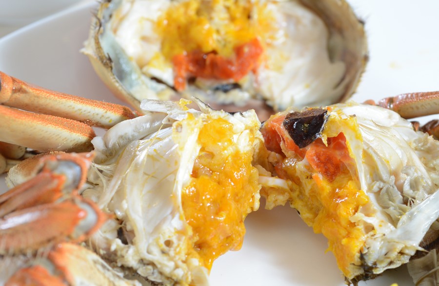 蟹乸的紅膏則展現出沙沙口感,味道甘香。 蟹乸的紅膏則展現出沙沙口感,味道甘香。