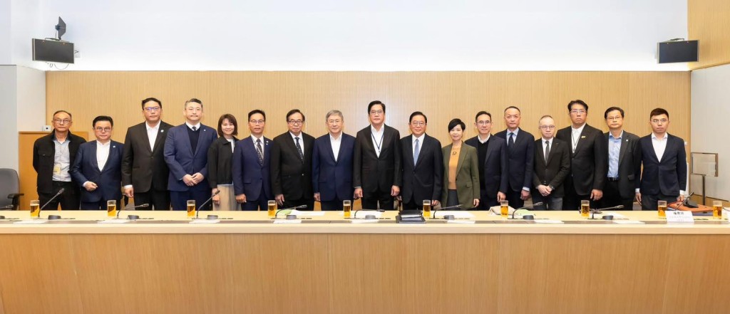 經民聯多名立法會議員今日（23日）約見「應急住宿安排工作組」組長、財政司副司長黃偉綸。經民聯圖片