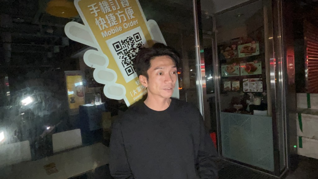 住戶羅先生講述逃生經過。蔡楚輝攝 住戶羅先生講述逃生經過。蔡楚輝攝