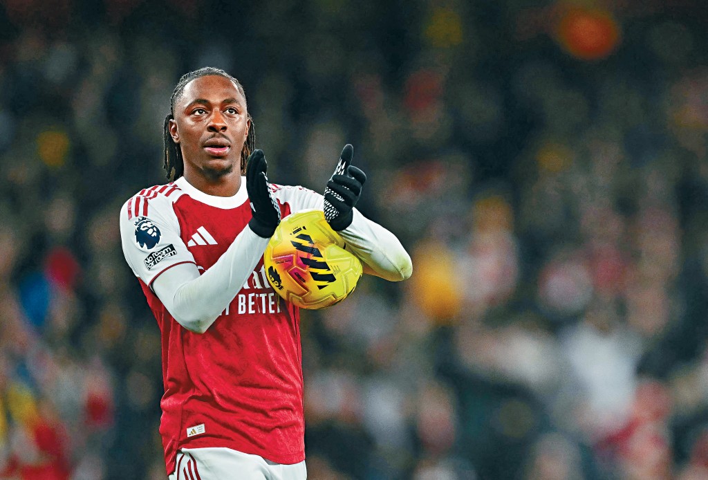 伊斯大演帽子戲法，按慣例帶走比賽皮球。