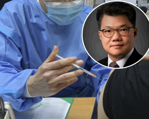 私家醫生許建名為雙程證內地客免費打疫苗。資料圖片
