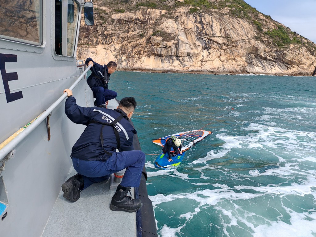 事發當日風高浪急,人員待風浪稍為靜止的瞬間,合力將事主帶回船上。 事發當日風高浪急,人員待風浪稍為靜止的瞬間,合力將事主帶回船上。