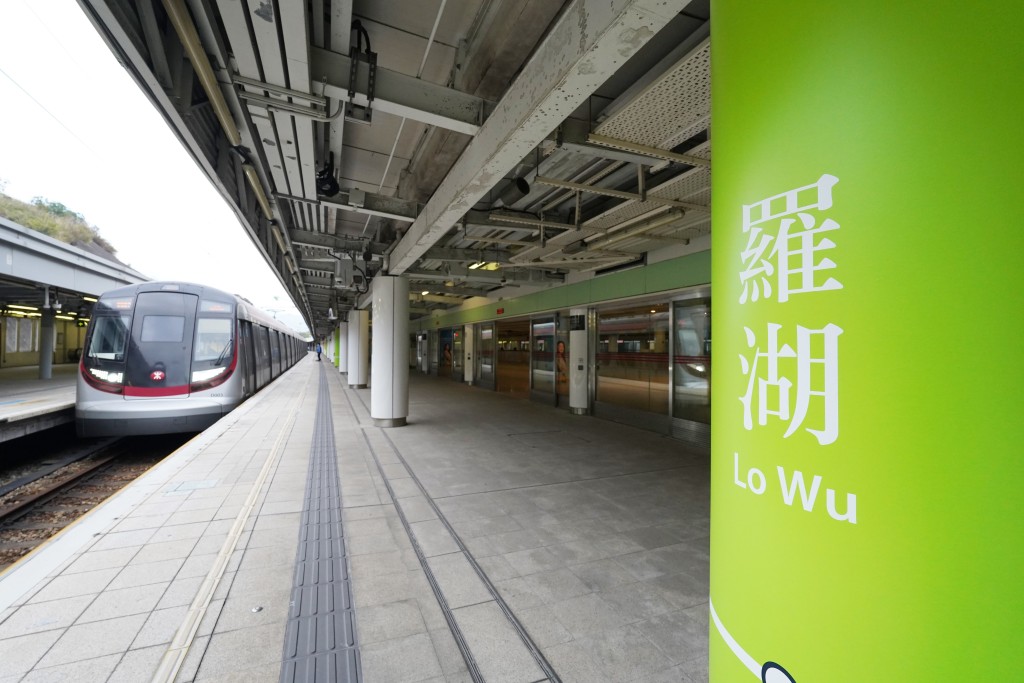港鐵來往羅湖站的列車比來往落馬洲站的列車多一倍。資料圖片