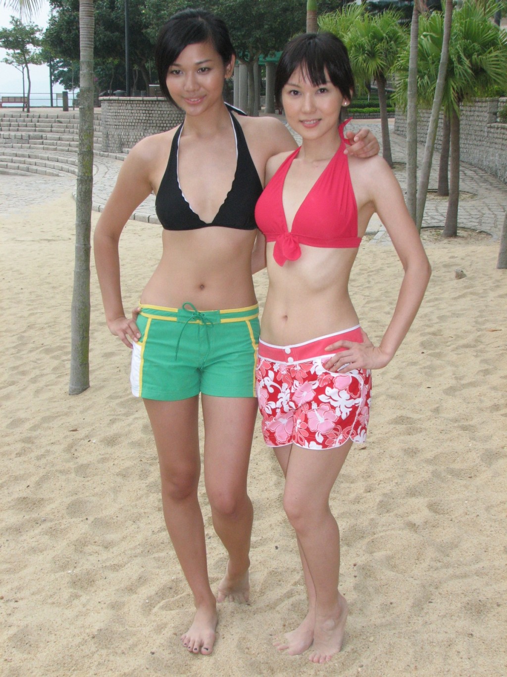 楊秀惠（左）拍過多部劇集，2007年曾泳裝上陣拍《法證先鋒II》。