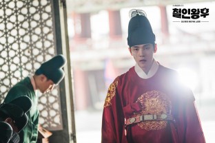 金正贤饰演纯元王后的继子哲宗，朝鲜王朝第25代君主。