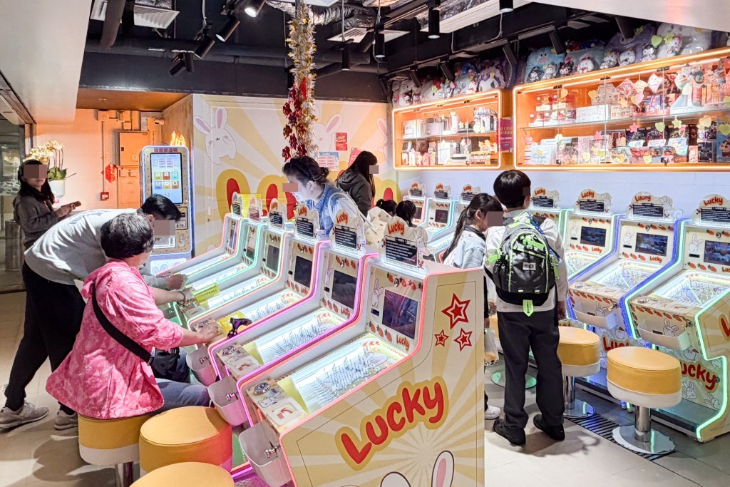 彈珠機店越開越多，引起家長關注，政府稱正檢視「有獎娛樂遊戲牌照」規管事宜，將諮詢立法會相關事務委員會。資料圖片