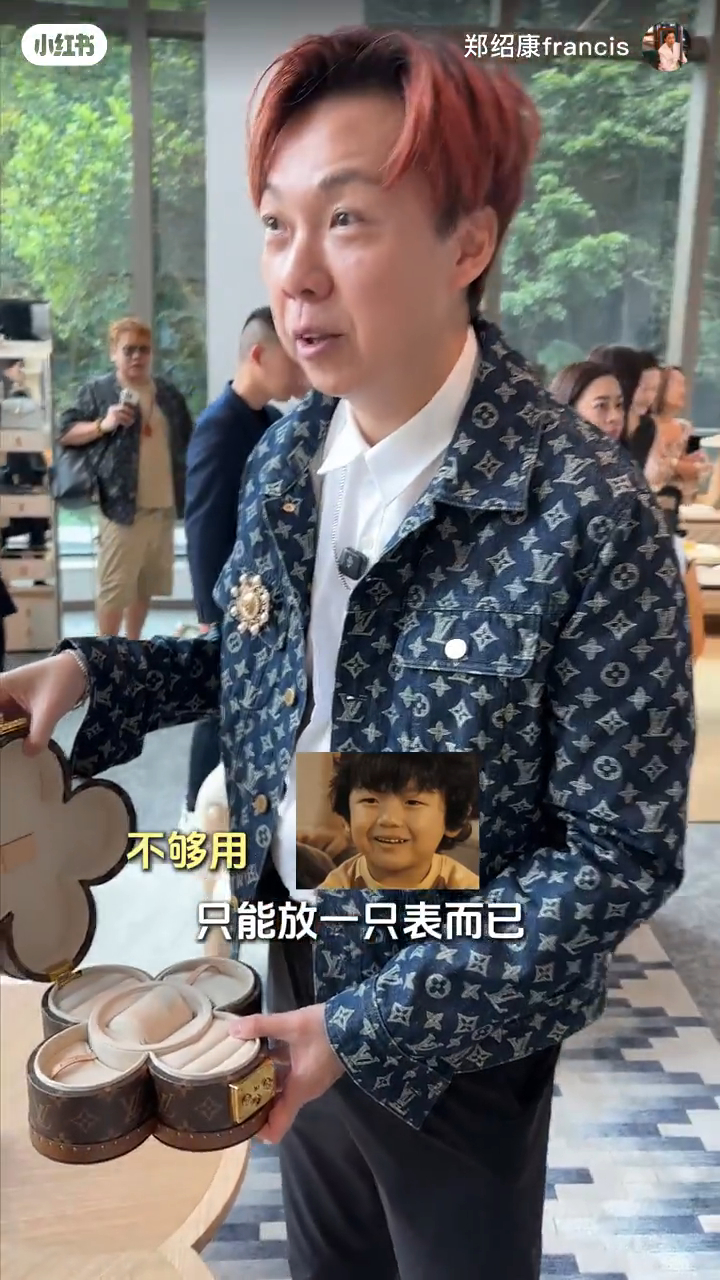 鄭紹康介紹場中各個展品。 鄭紹康介紹場中各個展品。