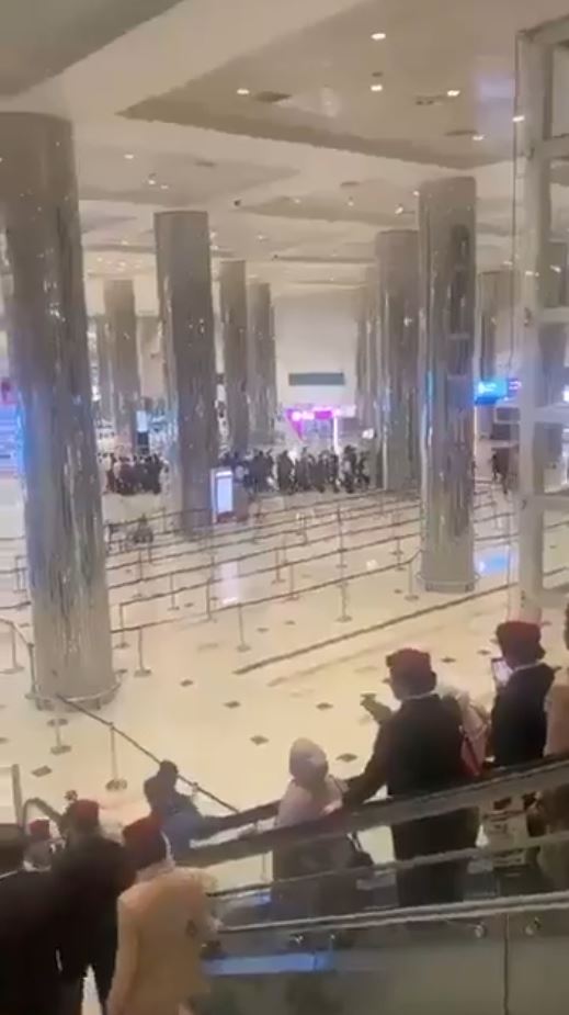 杜拜机场遭伊朗自杀无人机击中，旅客紧急疏散。X