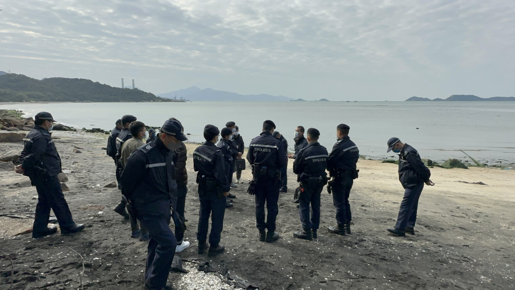 大批警員到龍鼓灘搜索陳樹。資料圖片
