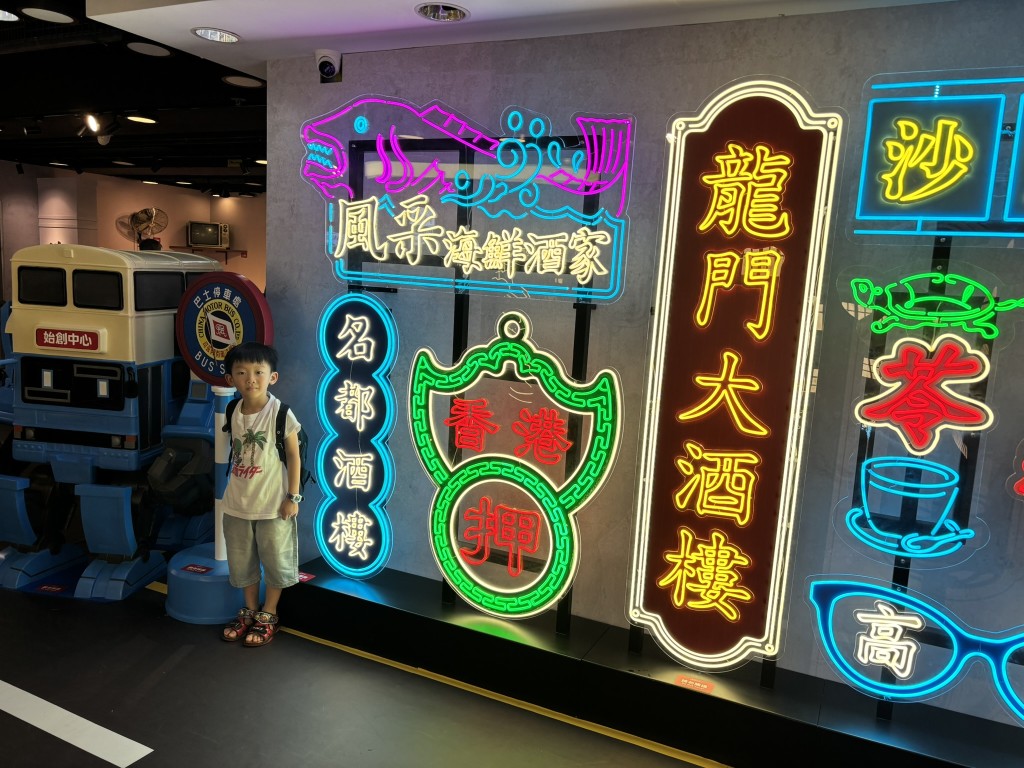 「機動狂熱.港式情懷」打造逾千五呎的沉浸式懷舊展覽,融合本地獨特機甲美學與集體回憶。(圖片來源:《親子王》) 「機動狂熱.港式情懷」打造逾千五呎的沉浸式懷舊展覽,融合本地獨特機甲美學與集體回憶。(圖片來源:《親子王》)