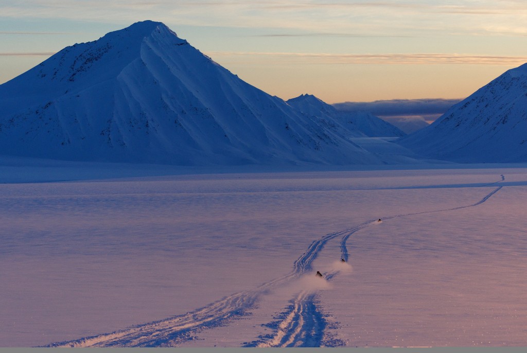 科学家驾驶雪地摩托车穿越北极。（路透社）