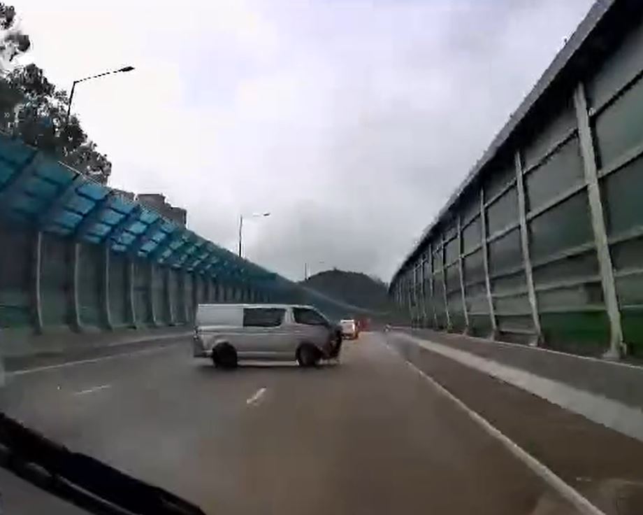貨Van橫亙馬路中心，衝回快線。fb香港突發事故報料區影片截圖