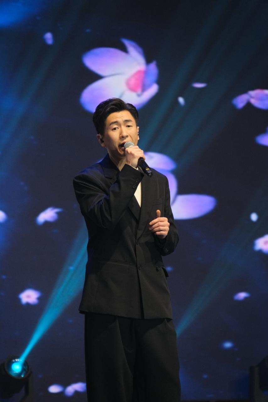 马贯东带病现身献唱三首歌。