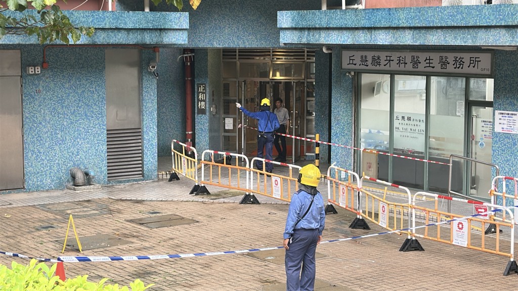 警方及消防到場,並封鎖涉事範圍。劉漢權攝 警方及消防到場,並封鎖涉事範圍。劉漢權攝