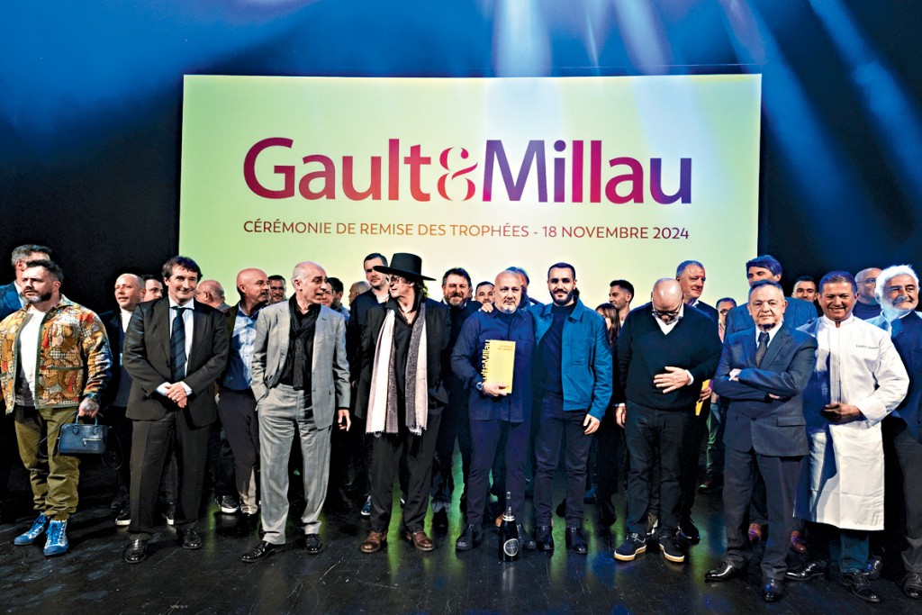 法國《Gault & Millau》美食指南上月舉行年度頒獎典禮兼盛宴。眾得獎者與出席支持的法國餐飲業界代表合照。