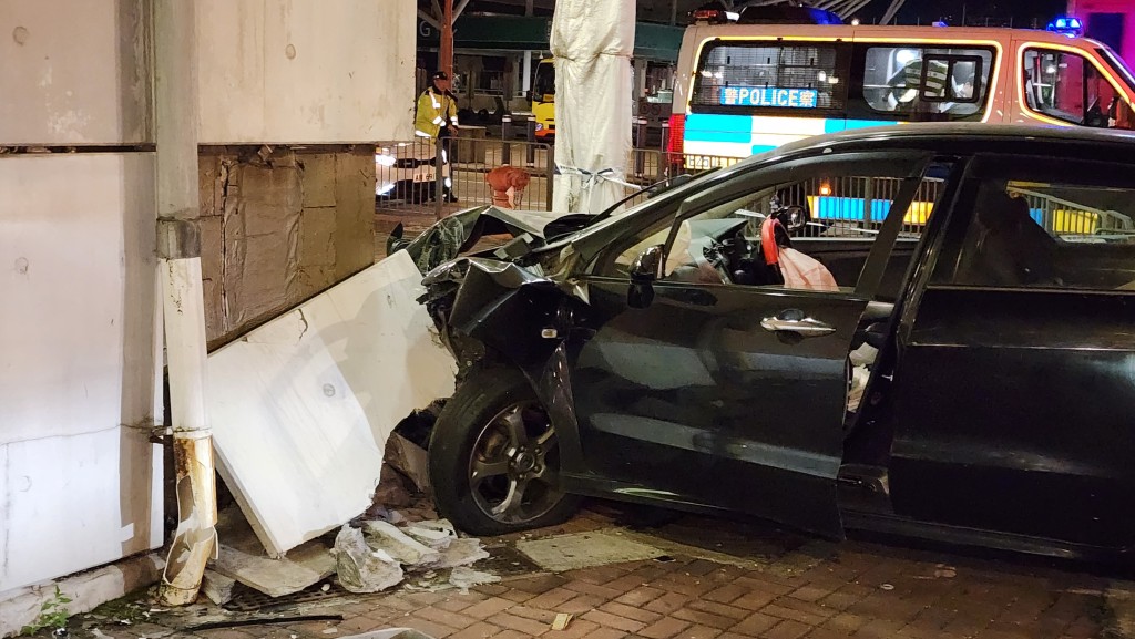 私家車失控後撞向石牆。 私家車失控後撞向石牆。