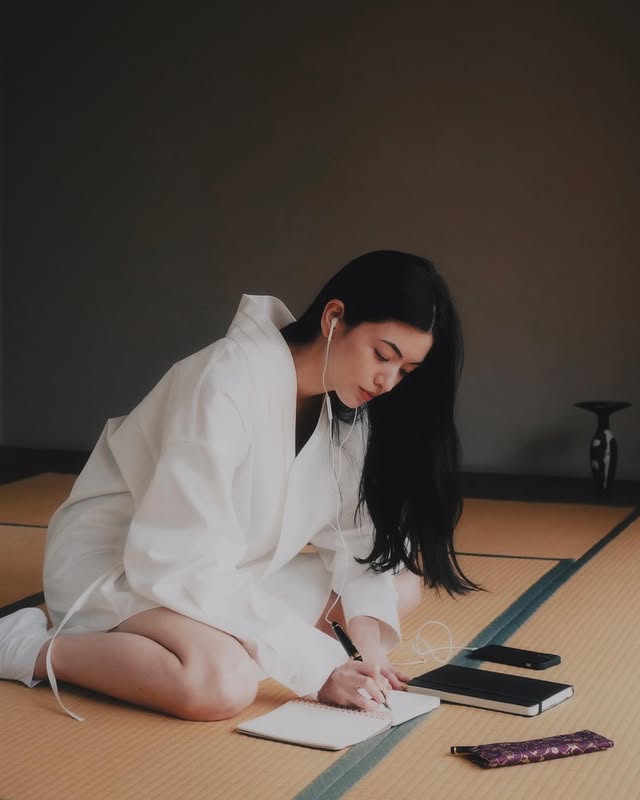 荒卷繪美創作歌曲。 荒卷繪美創作歌曲。