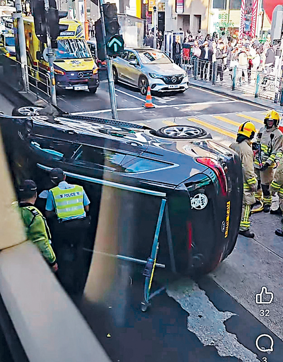 江若琳在尖沙咀炒車，私家車嚴重翻側。