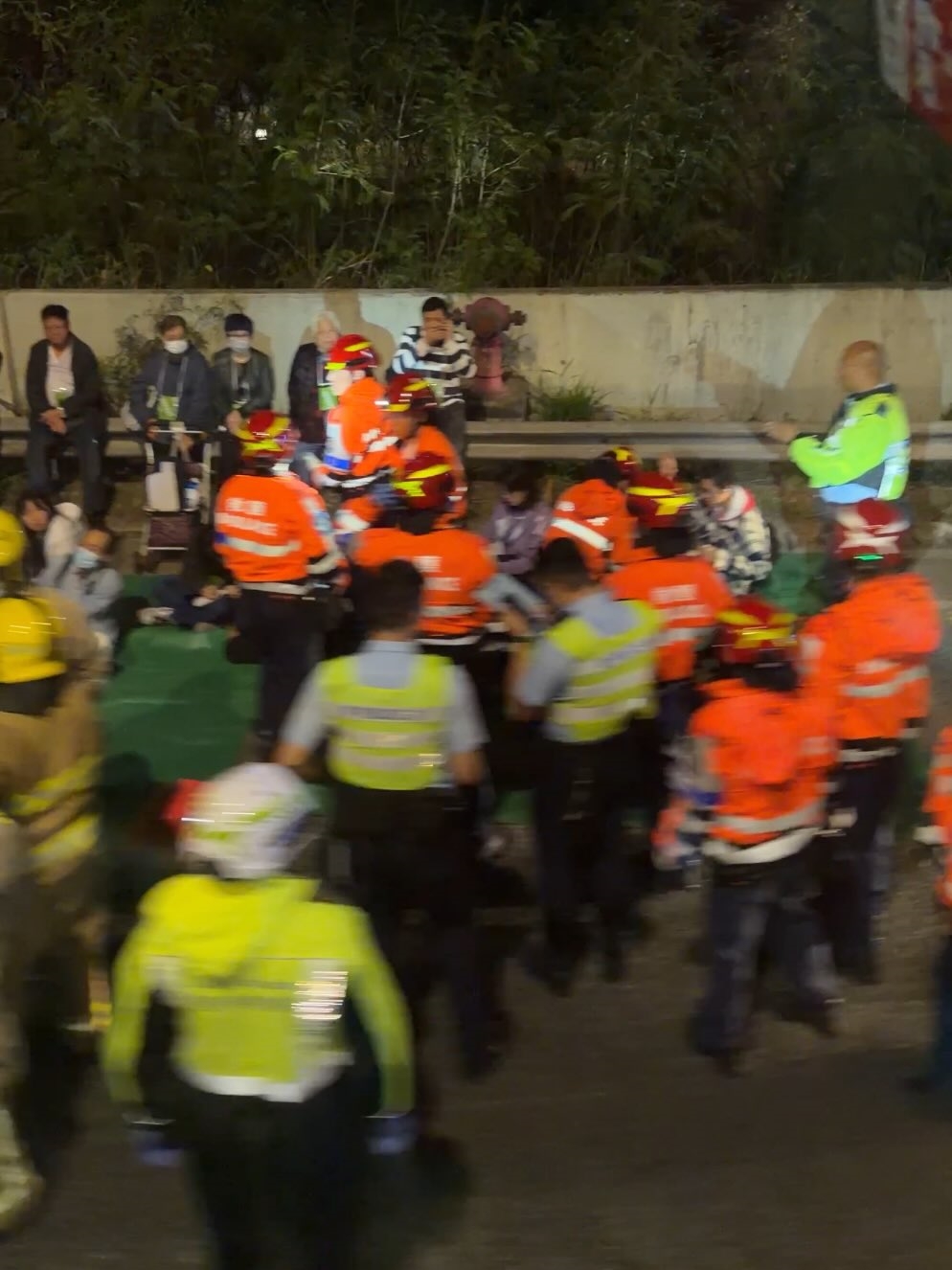 消防在地面鋪上黃綠色地氈，協助分流傷者。Threads：_tingting.yendi