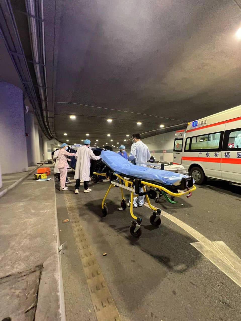 写有「广东祈福医院」字眼的救护车驶至，将伤者送院。车cam L（香港群组）