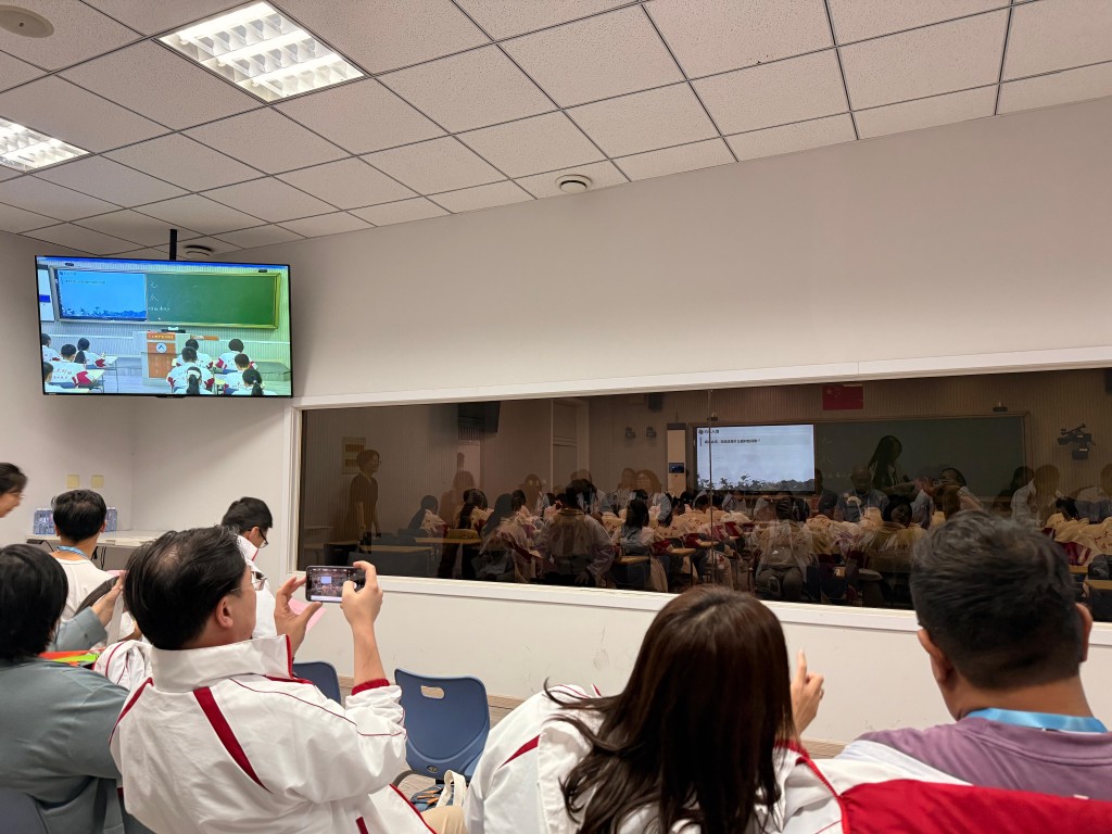 团队在北京拜访中国人民大学附属中学通州校区,观摩了一节精彩的中文课。 图片由作者提供 团队在北京拜访中国人民大学附属中学通州校区,观摩了一节精彩的中文课。 图片由作者提供