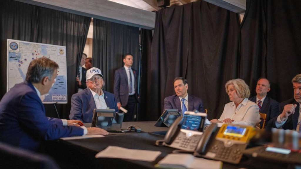 美國總統特朗普(左二)在戰情室聽取高級官員的作戰匯報。美聯社