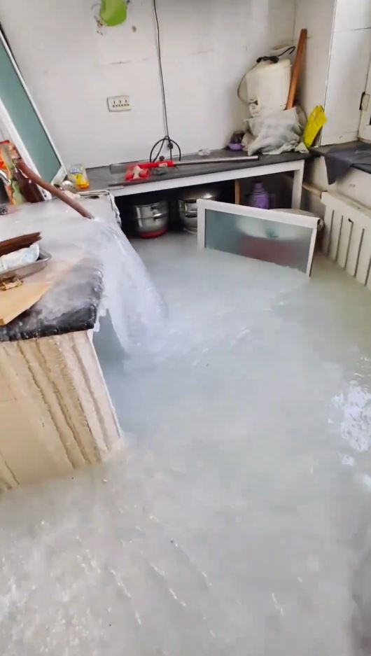 黑龍江有民眾忘關水龍頭，導致單位被冰封。抖音＠鄉村情懷