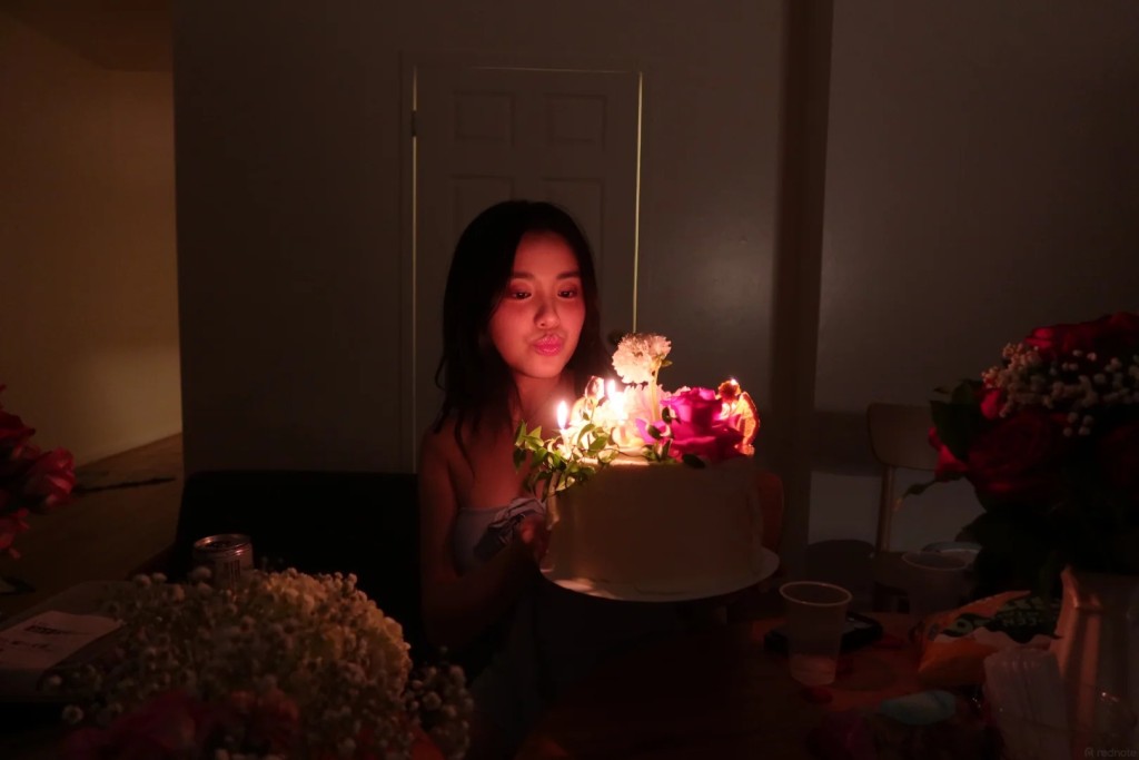 姚焯菲嘟嘴吹熄生日蠟燭,性感中不失少女甜美。 姚焯菲嘟嘴吹熄生日蠟燭,性感中不失少女甜美。