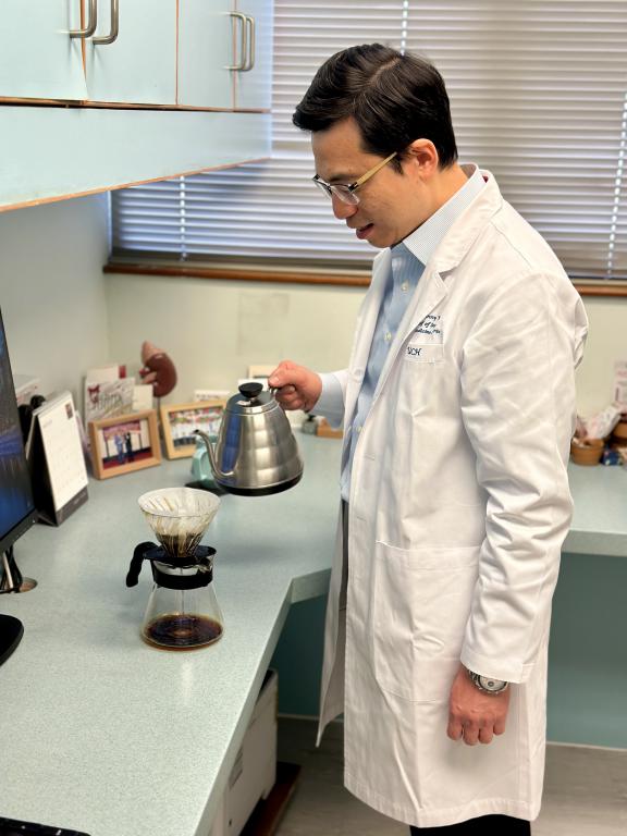 近年黃醫生愛上飲咖啡，每早工作後會手沖一杯咖啡飲用，並作休息。
