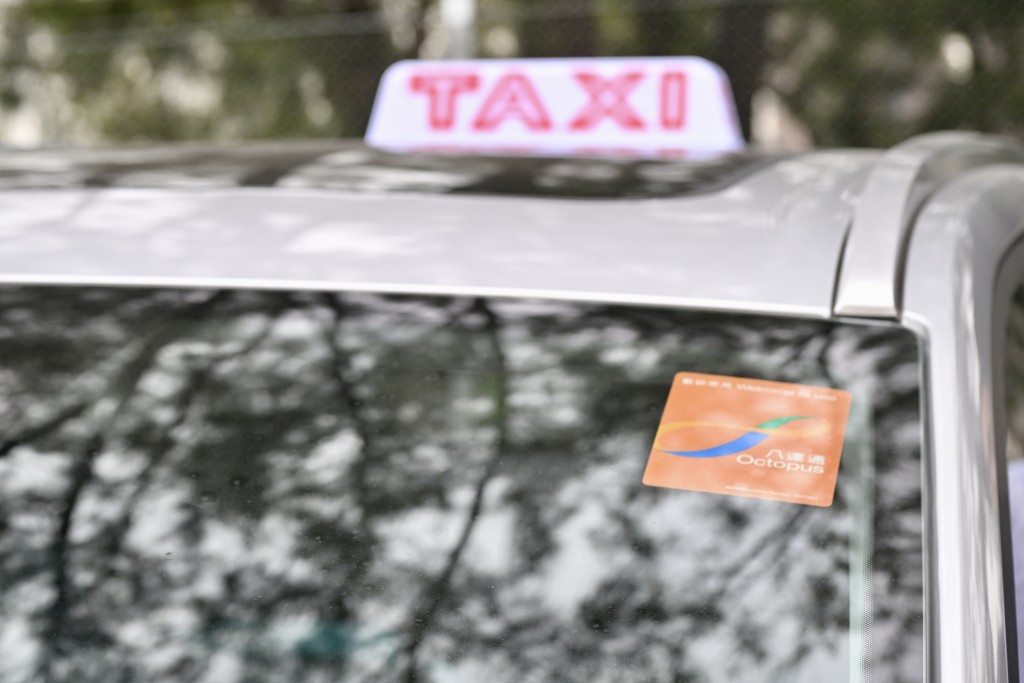 乘客可透過「八達通」應用程式,預約的士車隊服務。劉駿軒攝 乘客可透過「八達通」應用程式,預約的士車隊服務。劉駿軒攝