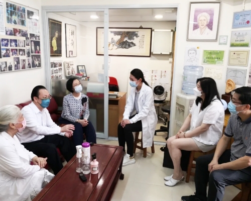 中聯辦副主任譚鐵牛日前探訪銅鑼灣一間中醫診所,食物及衞生局局長陳肇始亦有一同參與活動。中聯辦圖片