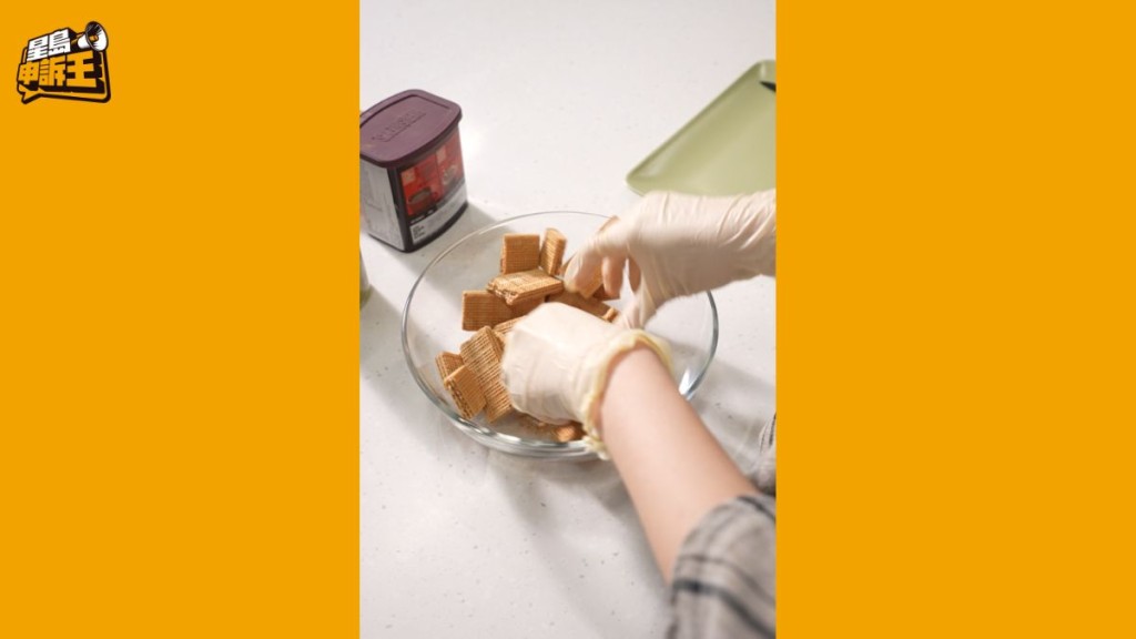 以威化餅和開心果醬模仿關鍵的杜拜開心果朱古力餡料，將威化餅放入碗中用力捏碎，再加入開心果醬搓成團。