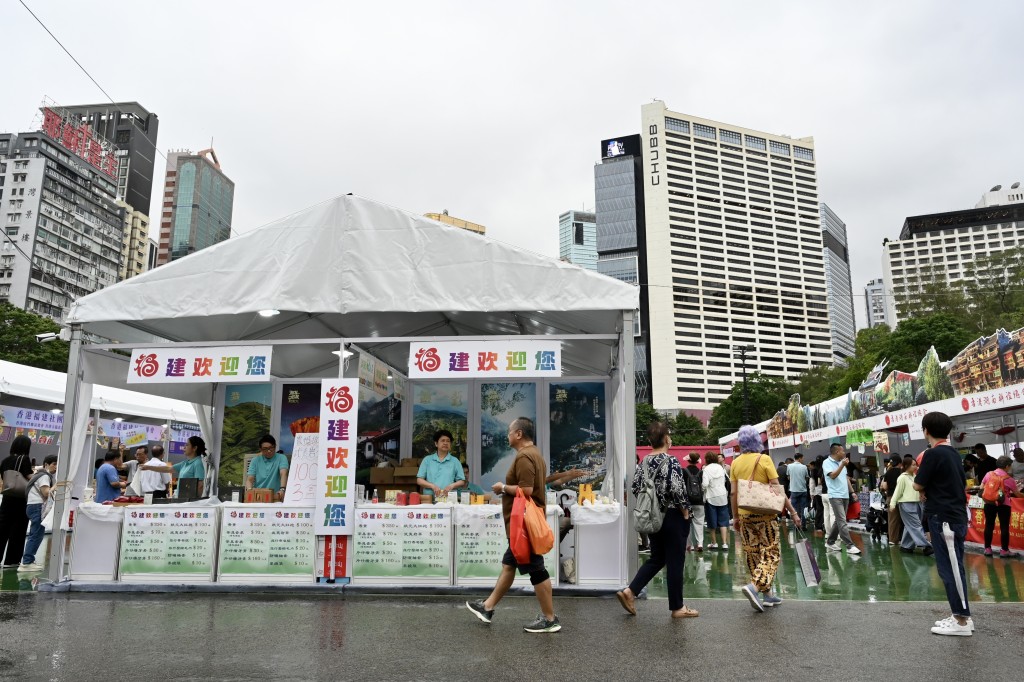 家乡市集嘉年华今年6月3日续在维园揭幕。图为去年举行情况。新华社