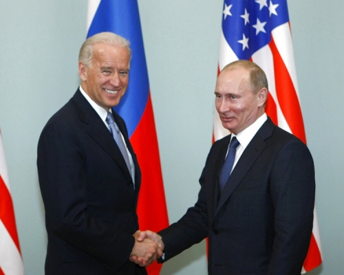 美國總統拜登（左）上任後，首次與俄羅斯總統普京（右）通電話，雙方就延長新削減戰略武器條約達成協議。AP圖片