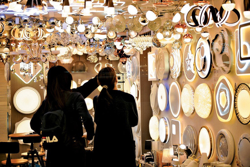 港灯昨宣布下调燃料调整费，惟预告年中开始或大幅增加。