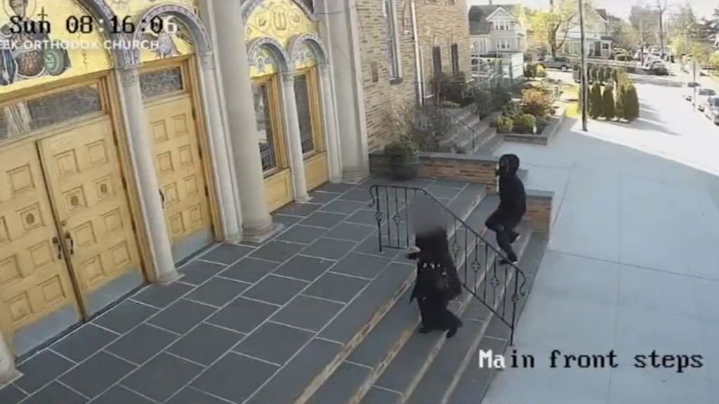 数分钟后，受害人踏上楼梯准备进入教堂，少年突然现身。