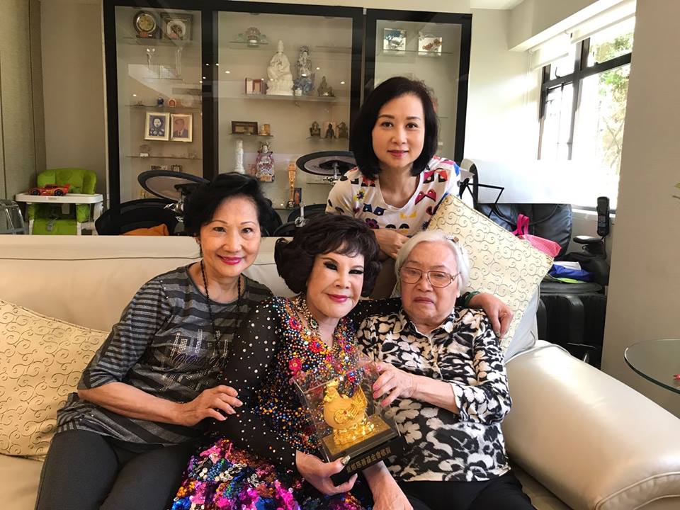 3年多前，黃夏蕙與譚炳文女兒（後）探望琴姐。