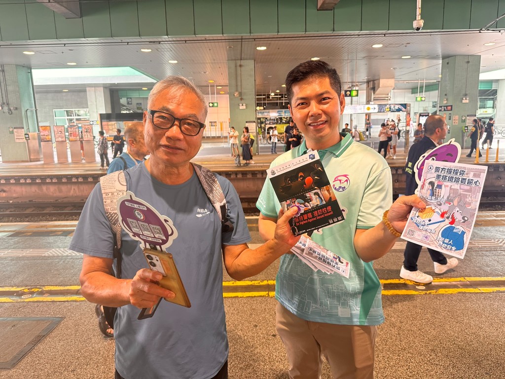 屯門區少年警訊名譽會長楊霳陞先生(圖右)向市民宣傳保護婦女安全。 屯門區少年警訊名譽會長楊霳陞先生(圖右)向市民宣傳保護婦女安全。