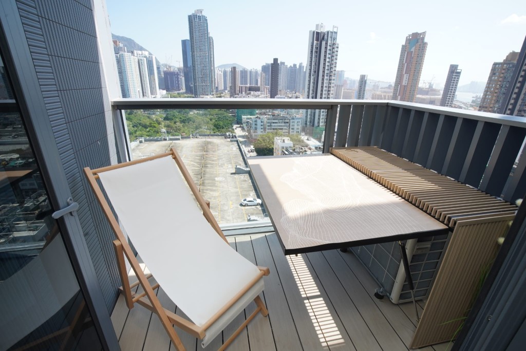 客厅直连38方尺露台，住户可享受户外清新空气及九龙寨城公园景观。