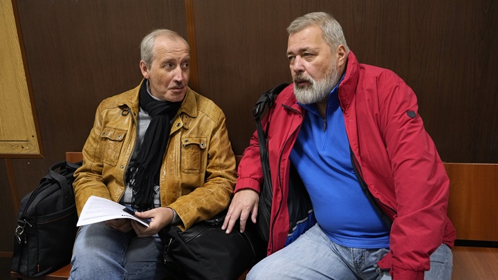 穆拉托夫(右)表明會為《新報》被吊銷執照決定上訴。AP圖片