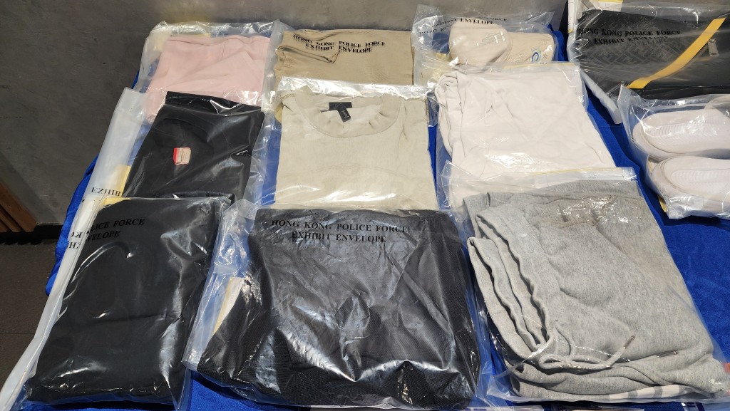 警方檢獲騙徒犯案時的衣著。黃文威攝 警方檢獲騙徒犯案時的衣著。黃文威攝